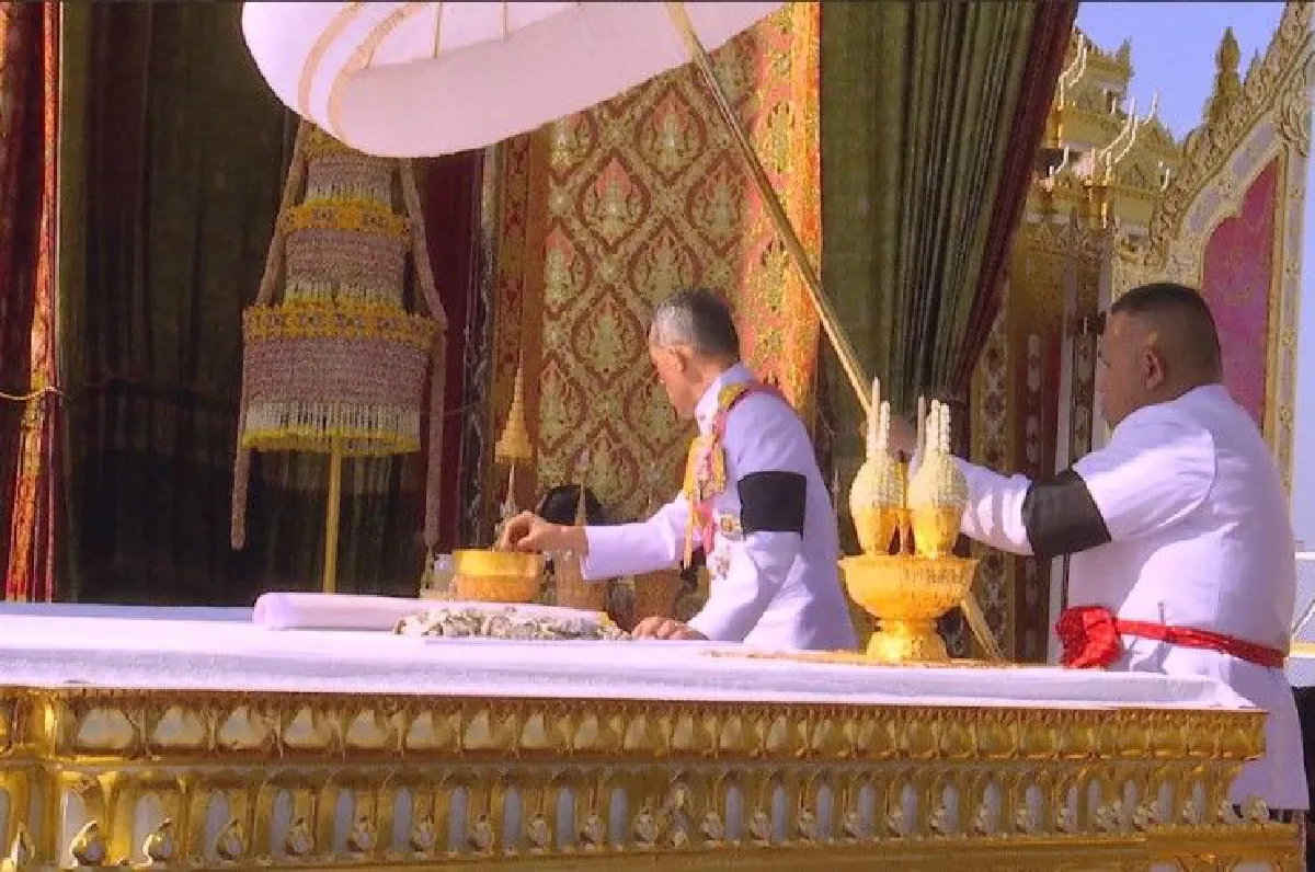 สมเด็จพระเจ้าอยู่หัวเสด็จฯเก็บพระบรมอัฐิที่พระเมรุมาศ