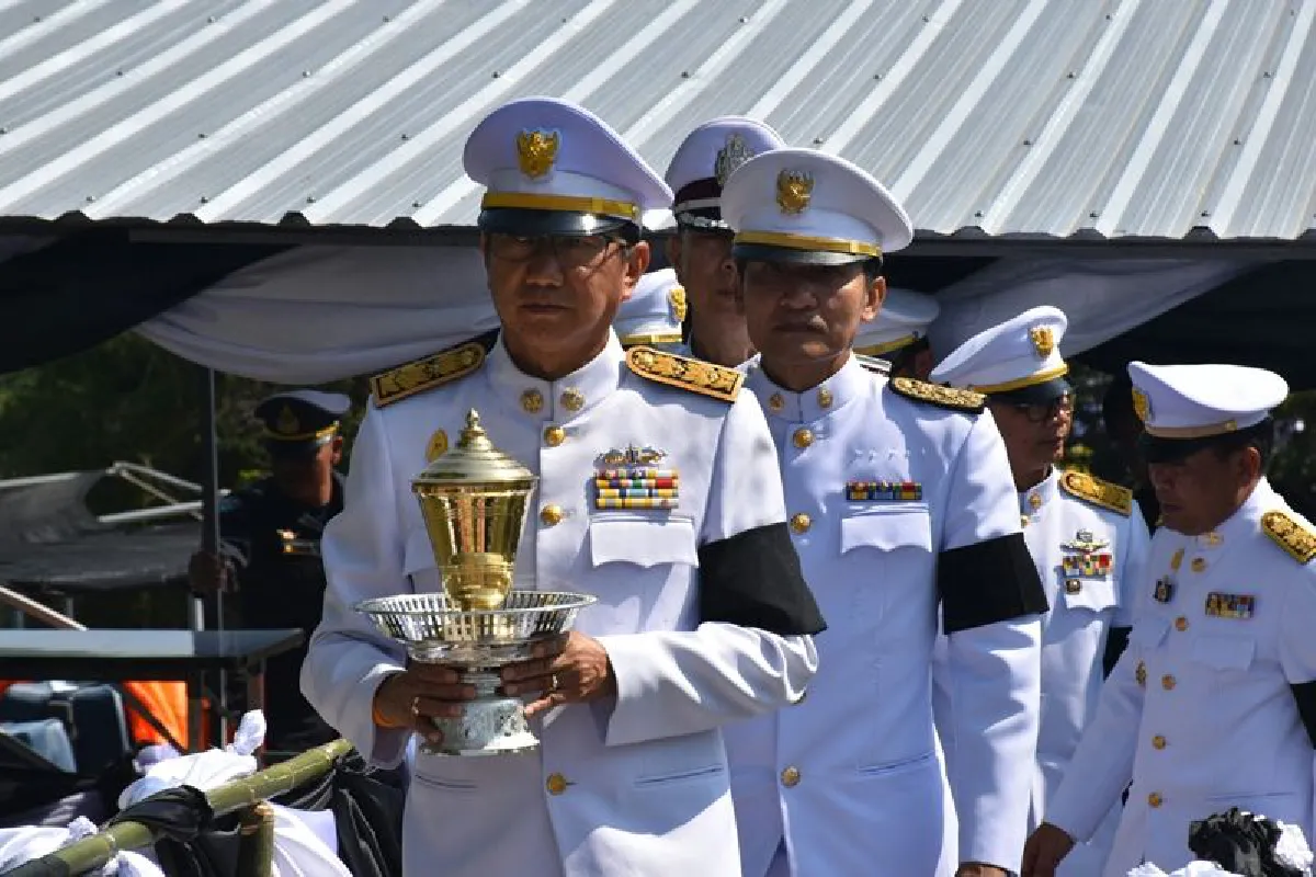 ศรีสะเกษลอยเถ้าดอกไม้จันทน์ในลำน้ำมูล