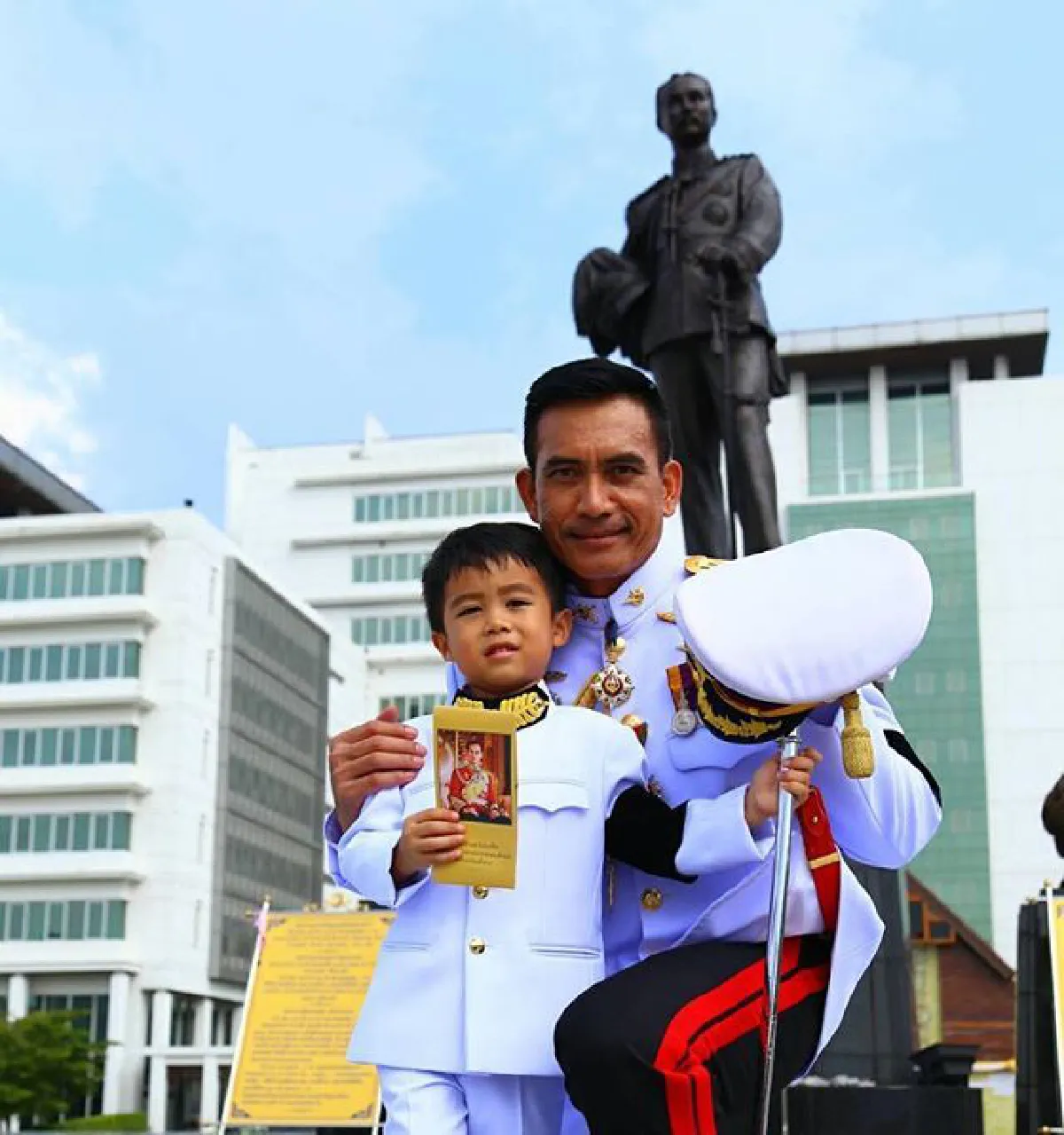 เท่เหมือนคุณพ่อ! ผู้พันเบิร์ด-น้องวิน แต่งตัวเต็มยศร่วมวางดอกไม้จันทน์