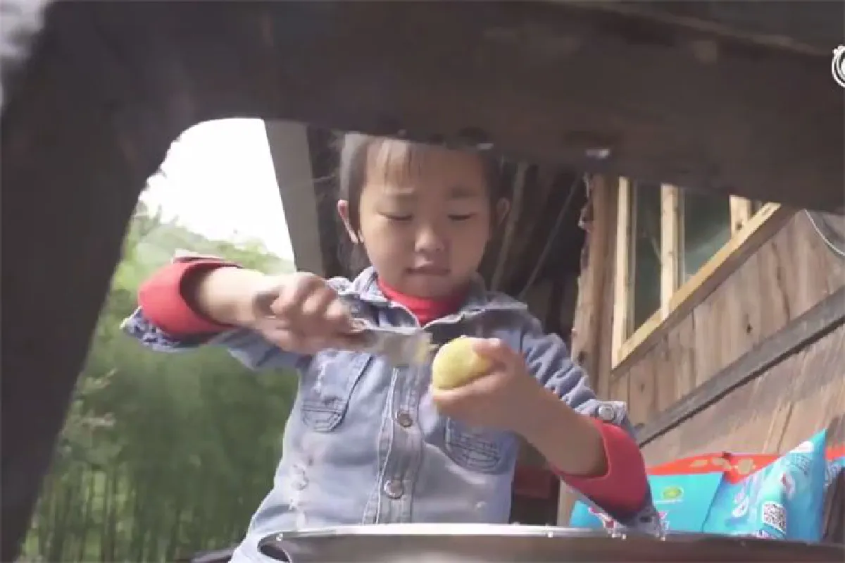 หัวใจแข็งแกร่ง! เด็กหญิงจีน 6 ขวบเลี้ยงดูคนทั้งครอบครัว