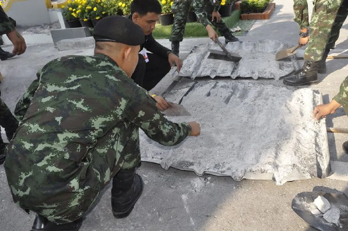 ผู้ว่าฯโคราชประกอบพิธีอัญเชิญเถ้าดอกไม้จันทน์ลอยน้ำวัดศาลาลอย