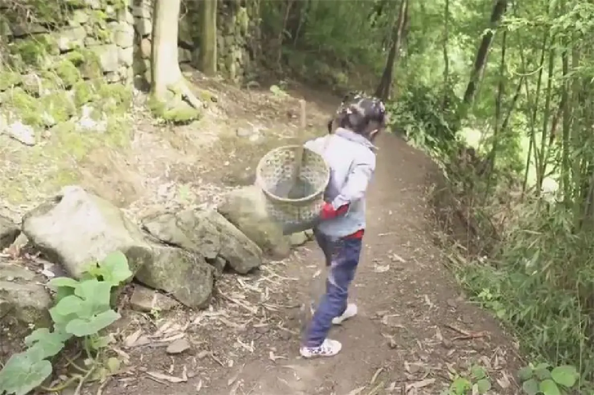 หัวใจแข็งแกร่ง! เด็กหญิงจีน 6 ขวบเลี้ยงดูคนทั้งครอบครัว