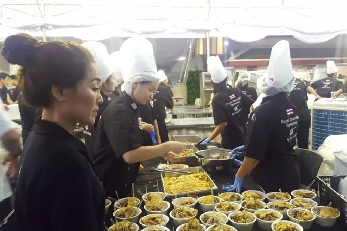 เชฟดัง‘ยกครัวค่า10 ล้าน’ปรุงเมนูทรงโปรด ร.9 แจกประชาชนร่วมถวายอาลัยในครั้งสุดท้าย