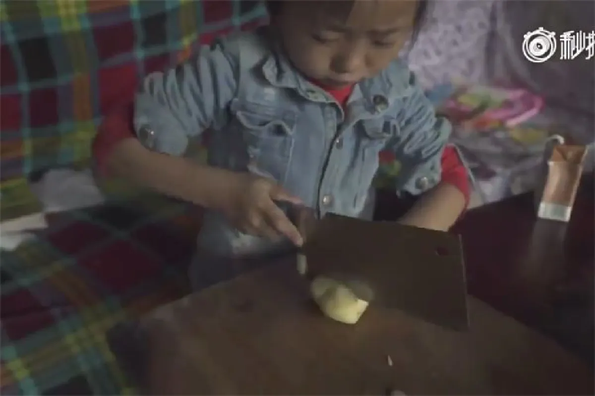 หัวใจแข็งแกร่ง! เด็กหญิงจีน 6 ขวบเลี้ยงดูคนทั้งครอบครัว