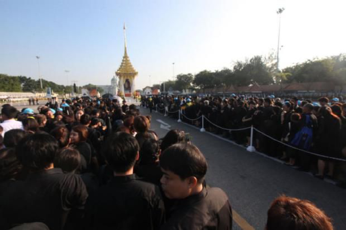 19 ล้านดวงใจร่วมวางดอกไม้จันทน์ 19 ล้านดวงใจร่วมวางดอกไม้จันทน์