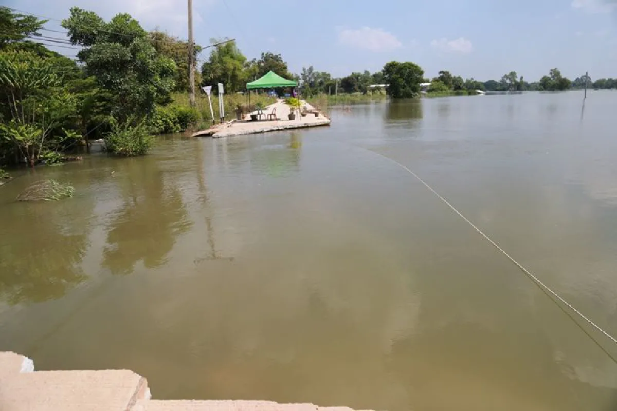 บางระกำอ่วมกระแสน้ำทะลักท่วมถนนขาด