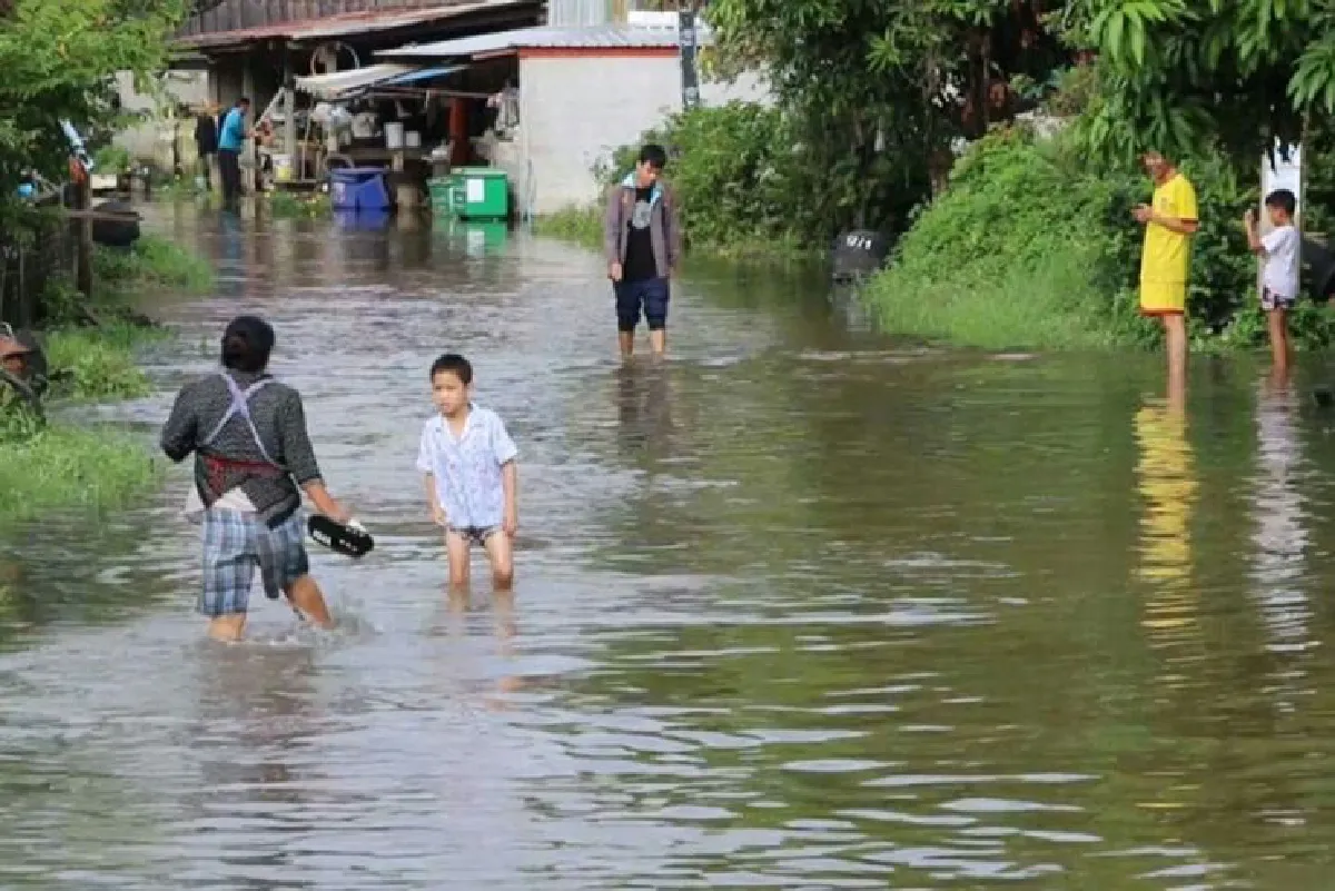 ขอนแก่นอ่วมน้ำท่วมขยายวงกว้างชาวบ้านทุบกระสอบทรายกั้น