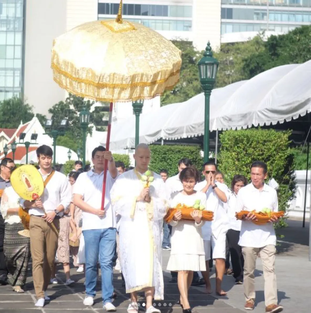 ภัทร ฉัตรบริรักษ์ บวชแทนคุณพ่อแม่ ถวายเป็นพระราชกุศลแด่ในหลวงร.9