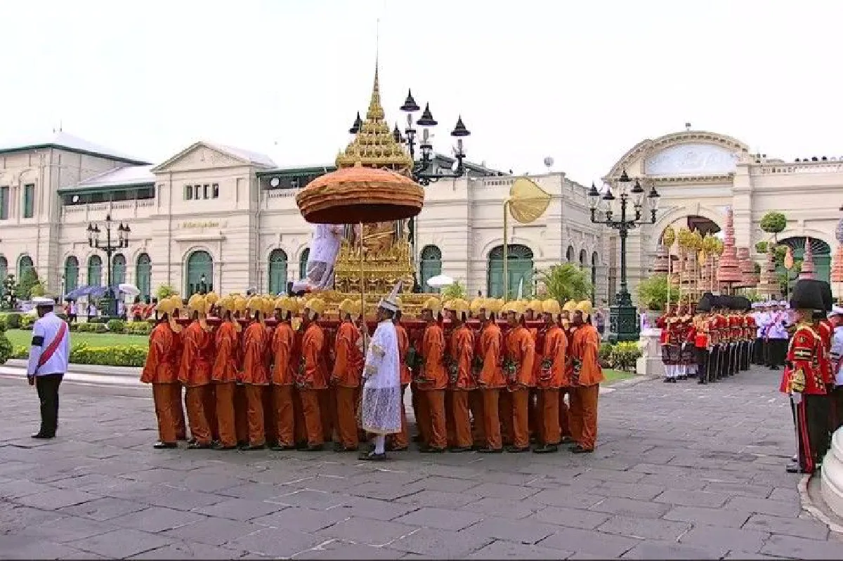 ประมวลภาพริ้วขบวนที่ 5 เชิญพระโกศพระบรมอัฐิขึ้นประดิษฐานที่ พระวิมาน พระที่นั่งจักรีมหาปราสาท