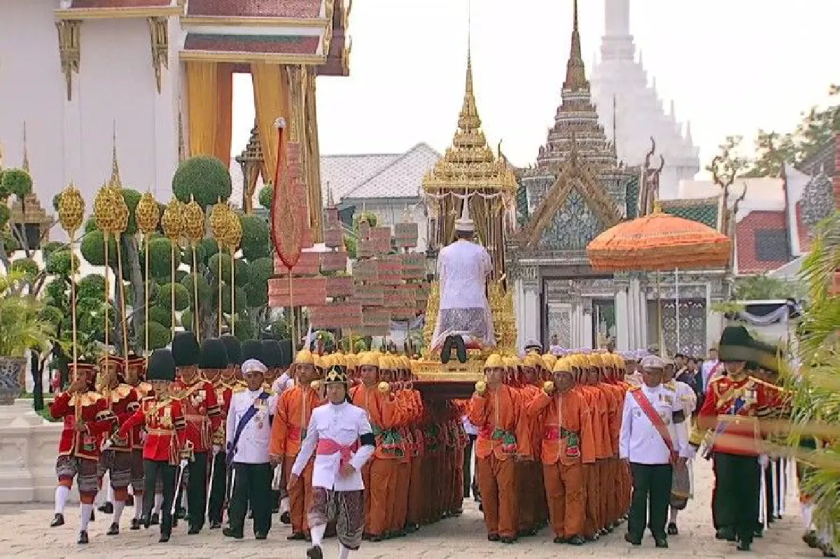 ประมวลภาพริ้วขบวนที่ 5 เชิญพระโกศพระบรมอัฐิขึ้นประดิษฐานที่ พระวิมาน พระที่นั่งจักรีมหาปราสาท