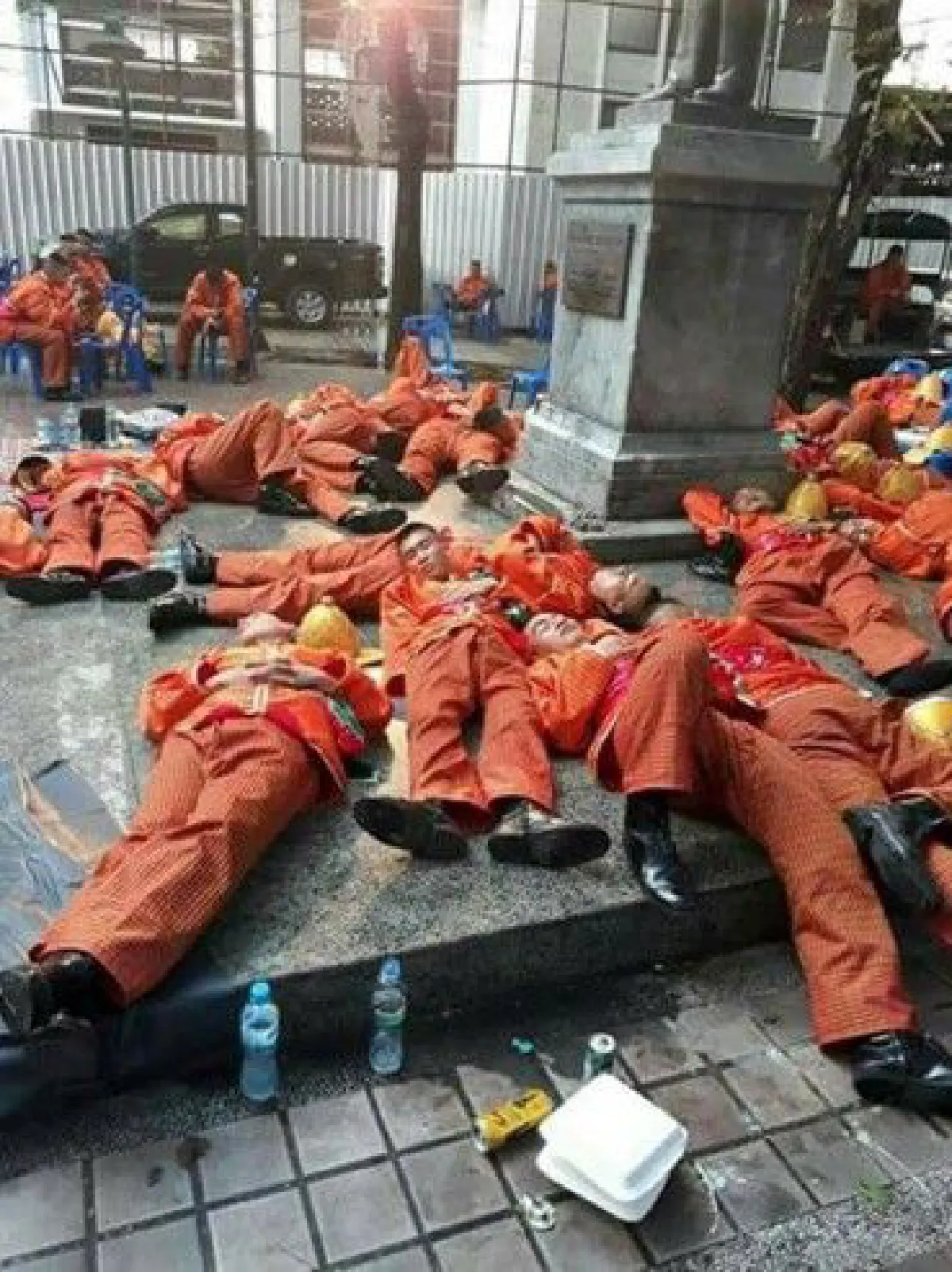 "พลแบกหาม" หลับริมทางเดินหลังเสร็จภารกิจอันยิ่งใหญ่