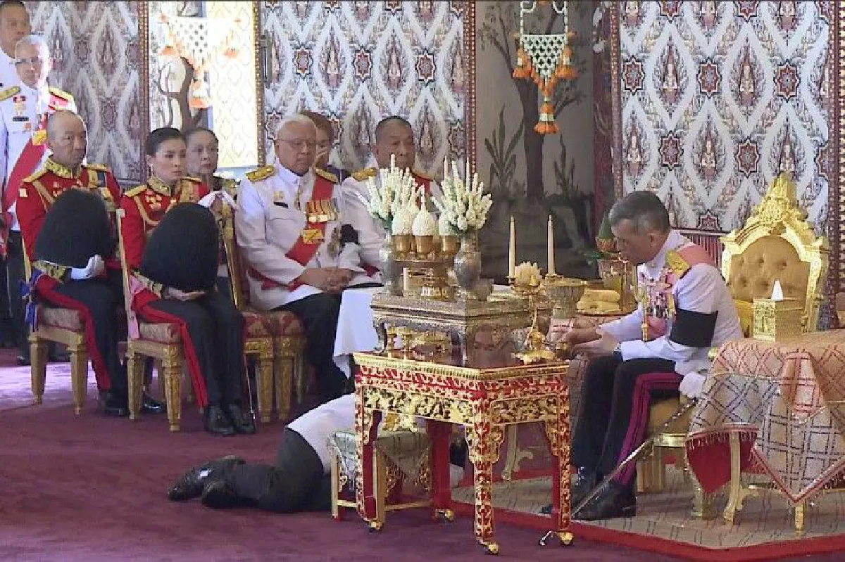 สมเด็จพระเจ้าอยู่หัวเสด็จบำเพ็ญพระราชกุศลเลี้ยงพระ-สดับปกรณ์พระบรมอัฐิ