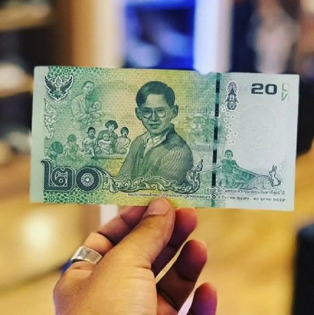 สาวหล่อน้ำใจงามแจกแบงค์ ร.9 ให้ปชช. ที่เเท้คือ "ลุงนาย" ของน้องมะลิ