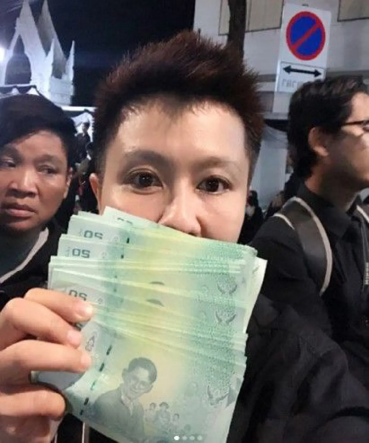 สาวหล่อน้ำใจงามแจกแบงค์ ร.9 ให้ปชช. ที่เเท้คือ "ลุงนาย" ของน้องมะลิ