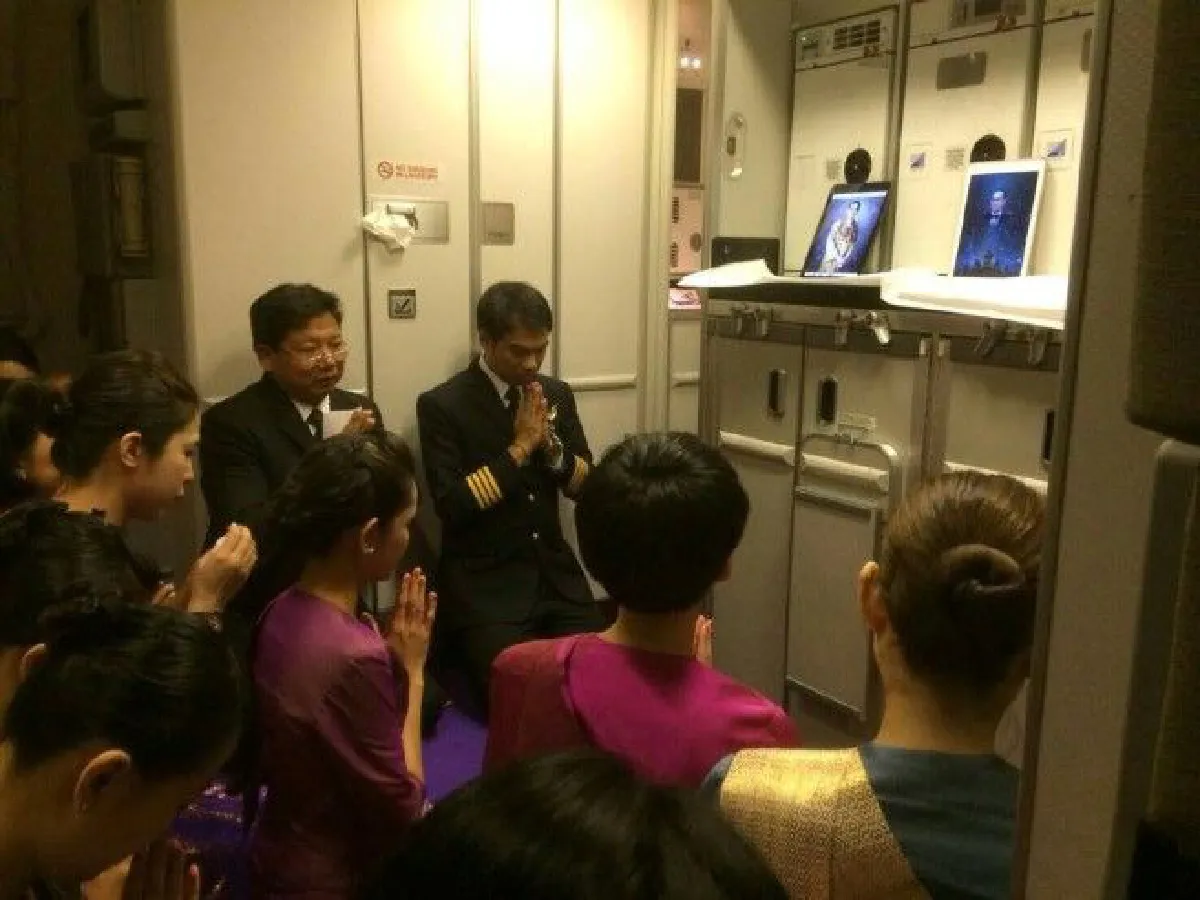 "นักบิน-ลูกเรือ" น้อมกราบในหลวง ร.9 ส่งเสด็จสู่สวรรคาลัย บนเครื่องบิน