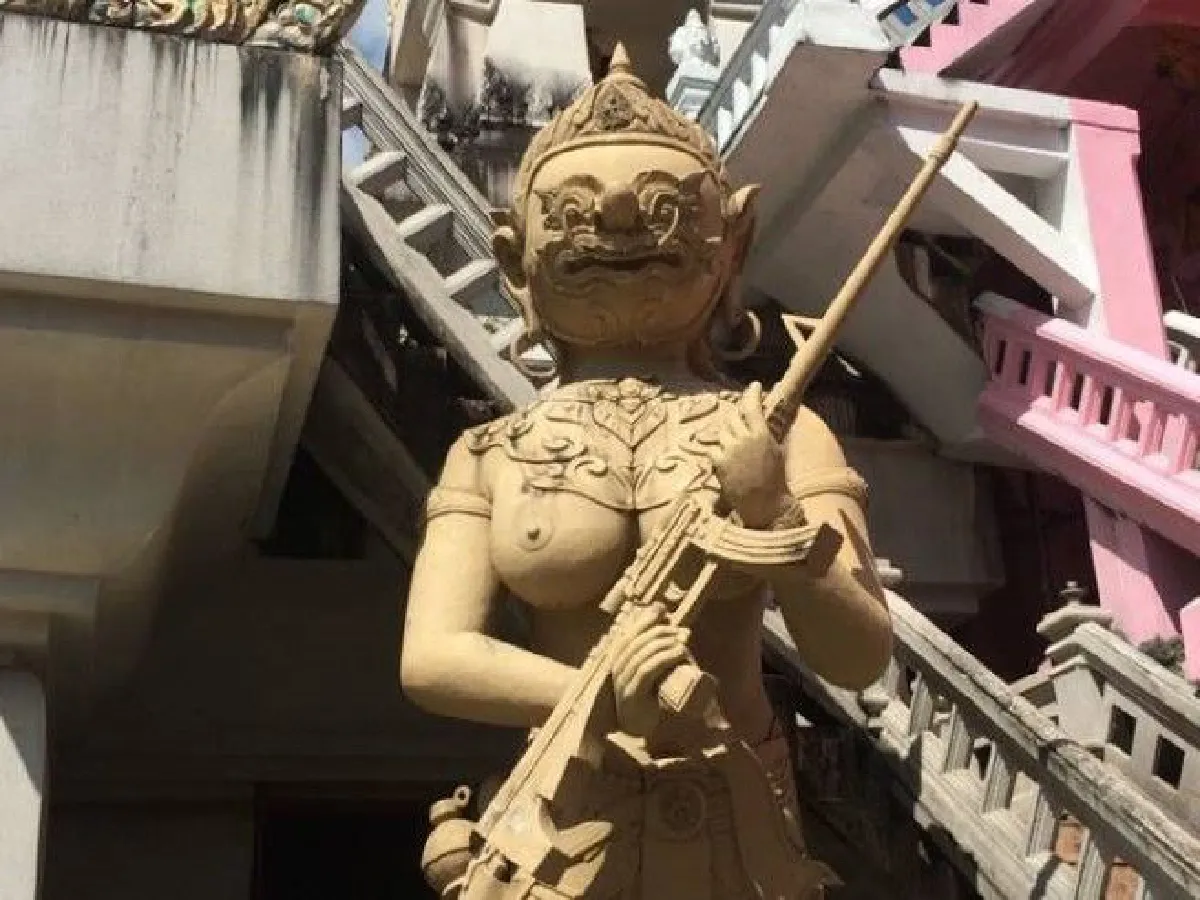 เจ้าอาวาสยอมรับ "หลวงพ่อแช่ม" สัดส่วนผิดพลาด-ยักษ์ถือปืนขอให้คิดเป็นคติธรรม