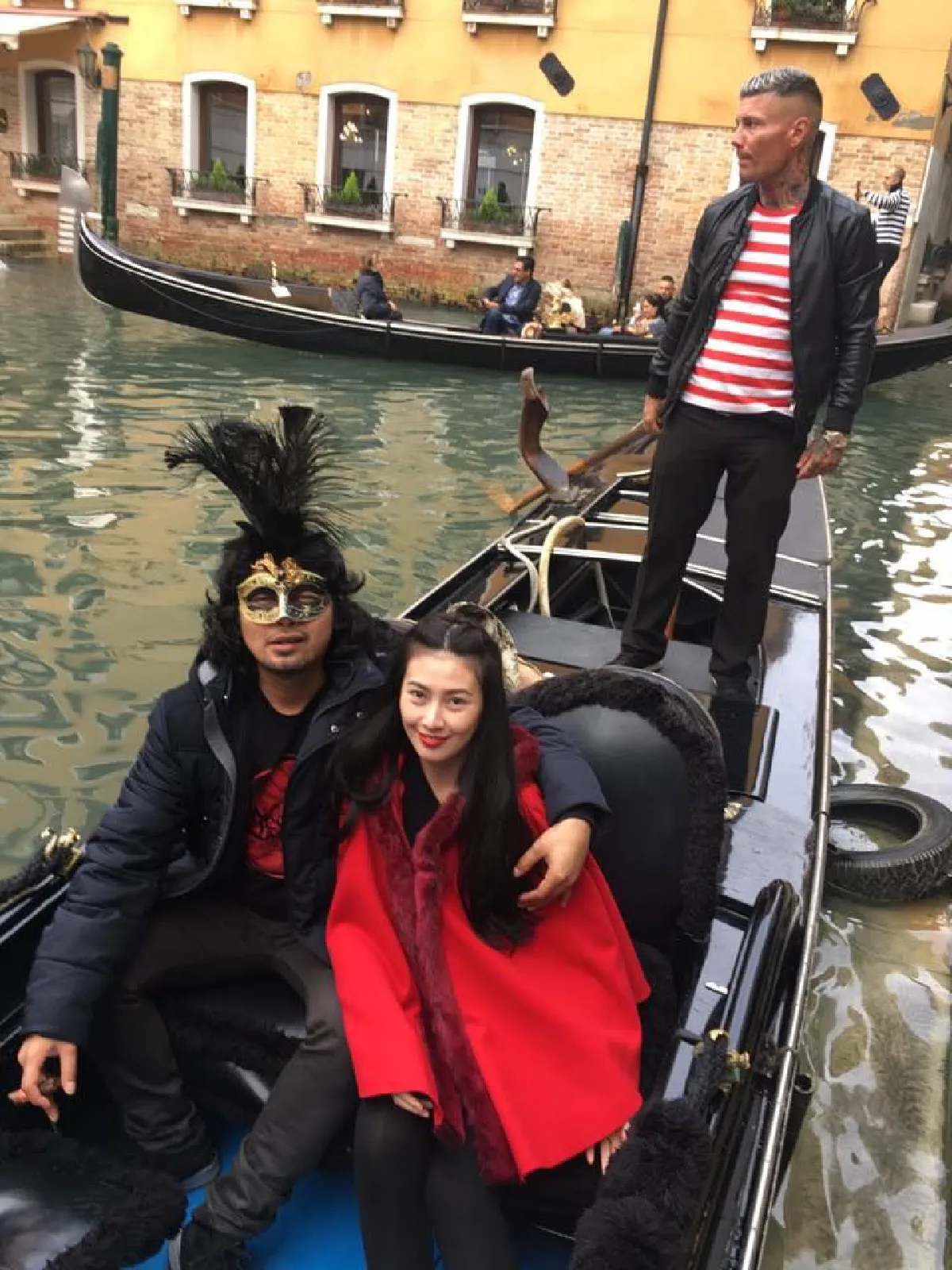 หมั้นแล้ว!! "เสก” มอบแหวนแทนใจ “อีฟ แม็กซิม” ที่เวนิส อิตาลี