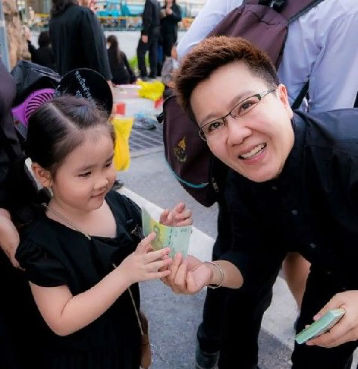 สาวหล่อน้ำใจงามแจกแบงค์ ร.9 ให้ปชช. ที่เเท้คือ "ลุงนาย" ของน้องมะลิ