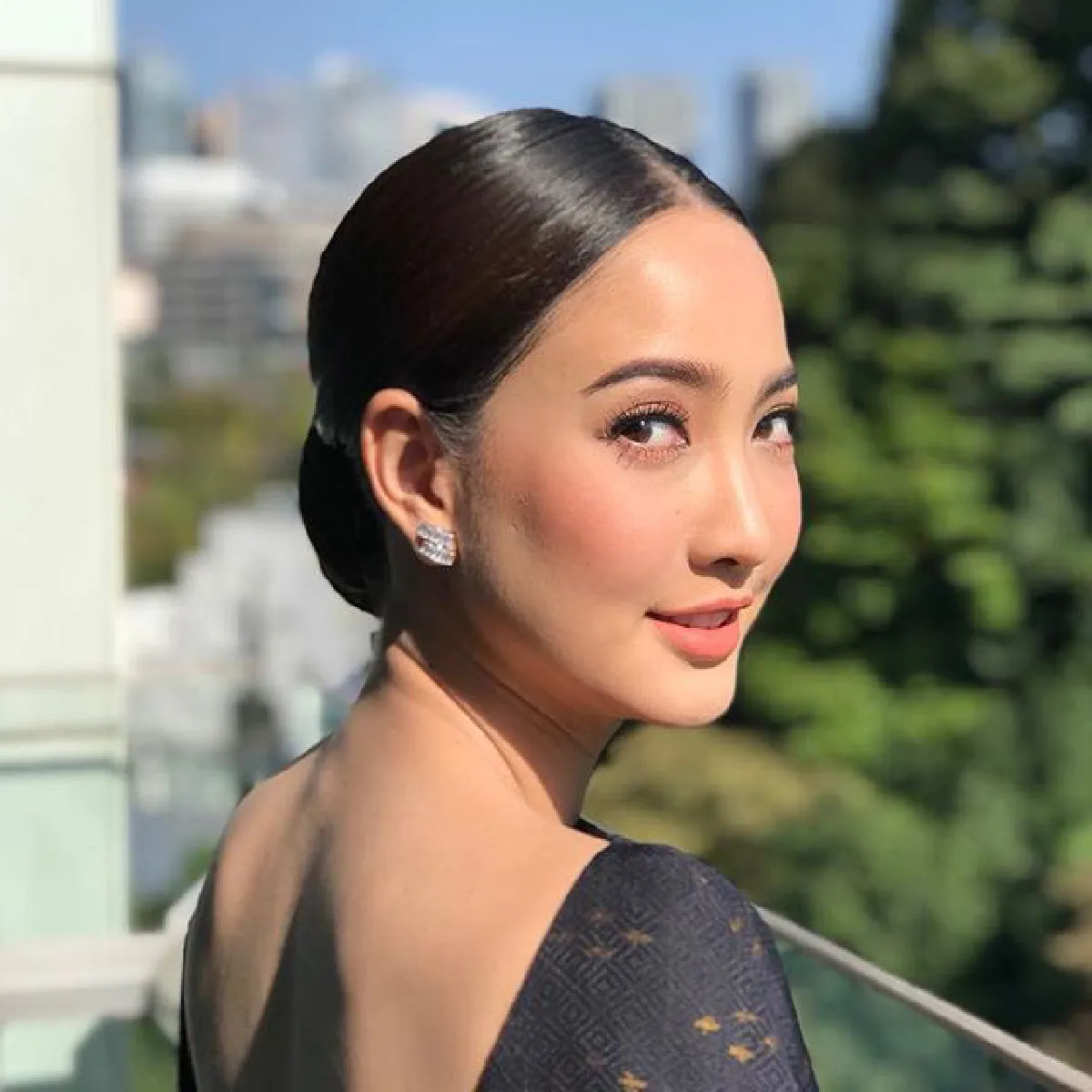 แต้ว ณฐพร สวยสง่าในชุดผ้าไหมไทย ใส่ขึ้นรับรางวัลที่โตเกียว