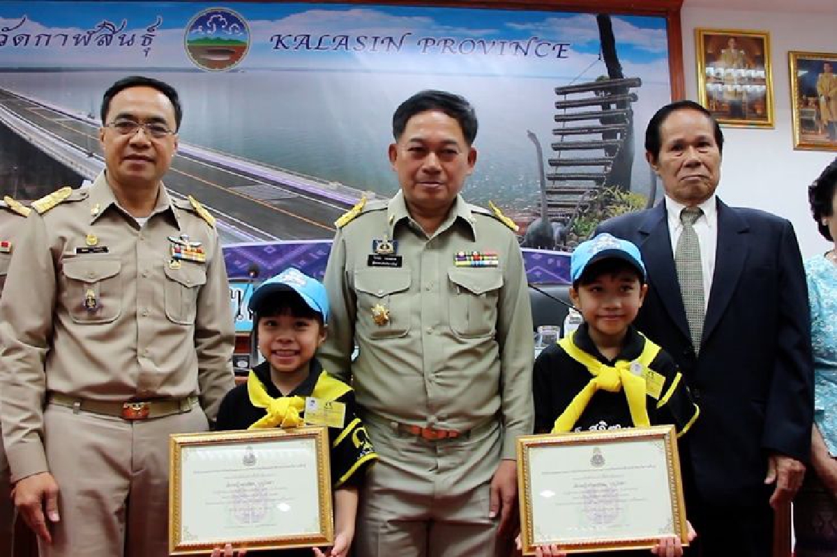 สองพี่น้องด.ญ.จิตอาสาจิตใจดีเก็บเงินคืนเจ้าของ สองพี่น้องด.ญ.จิตอาสาจิตใจดีเก็บเงินคืนเจ้าของ