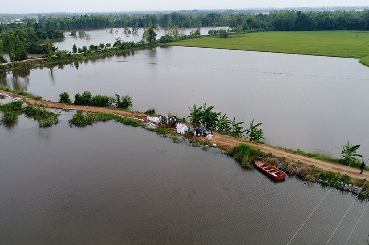 น้ำชีหนุนสูงชาวบ้านรวมพลังสร้างกระสอบทรายกั้น น้ำชีหนุนสูงชาวบ้านรวมพลังสร้างกระสอบทรายกั้น