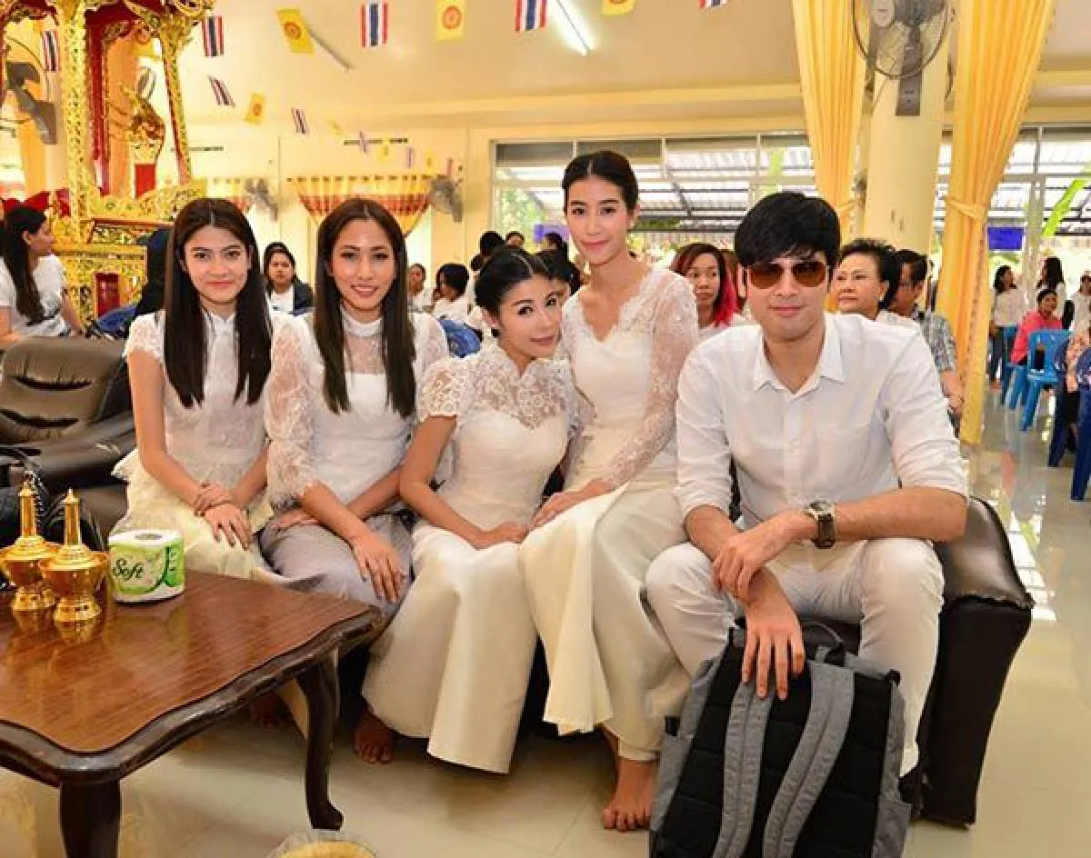 อิ่มบุญถ้วนหน้า! มิ้นต์-มาร์กี้ ร่วมเป็นเจ้าภาพทอดกฐินที่ลพบุรี