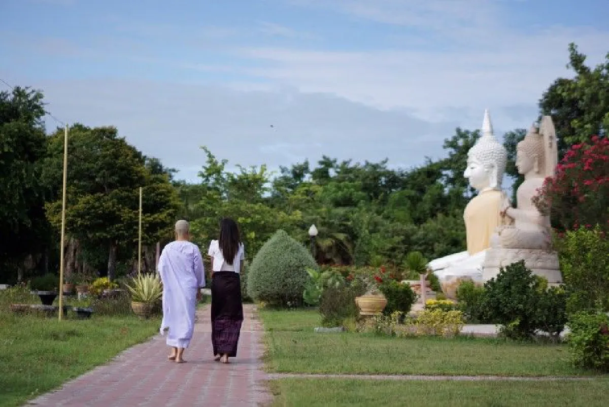 ชีวิตบนเส้นทางธรรม 1 พรรษาของพริ้ตตี้เงินล้าน "สต็อป ศรัณย์รักษ์ ศิริรำไพวงษ์"