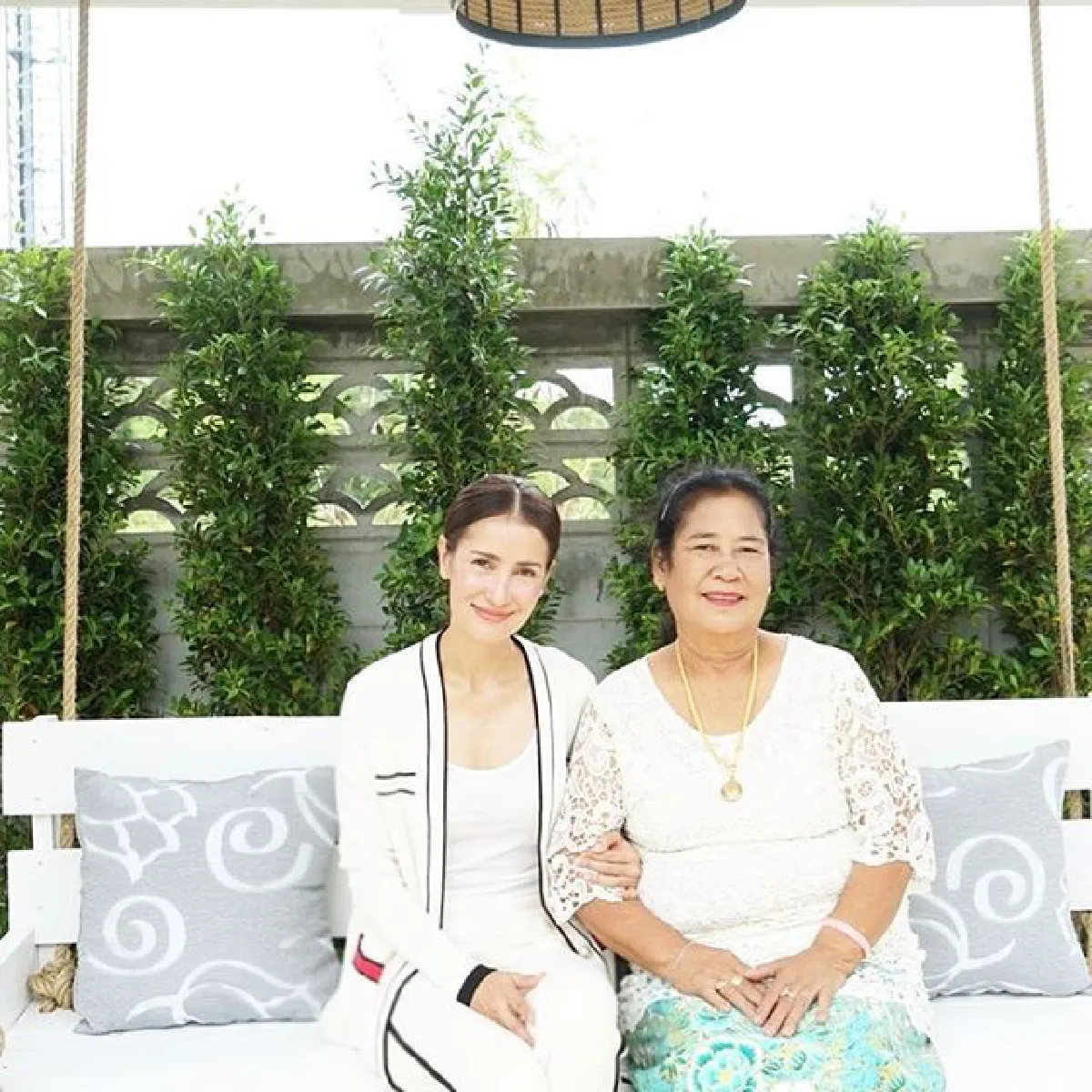 วันเกิดครบ 41 ปี แอน ทองประสม เผยภาพสุดอบอุ่นกลับบ้านขอพรคุณแม่