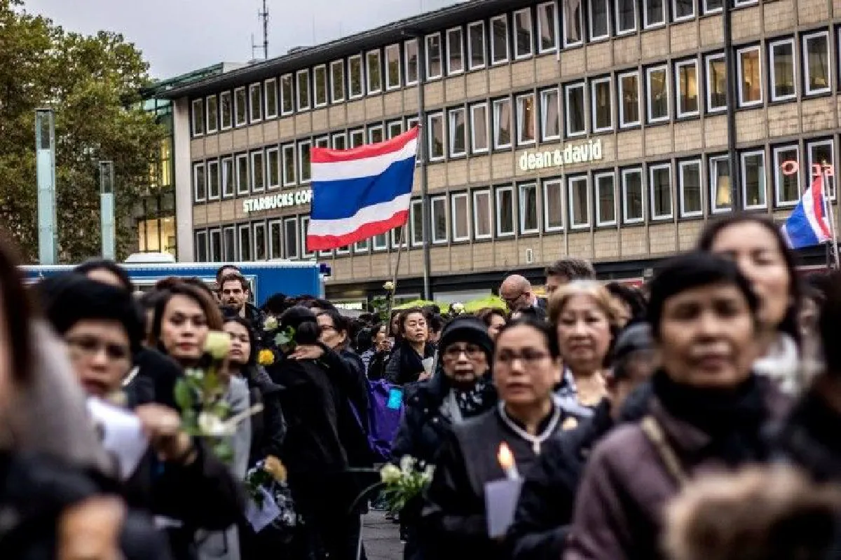 เยอรมันเปิดจตุรัส "มาเรียนพลัทซ์" จัดพิธีวางดอกไม้จันทน์ในหลวง ร.9 สมพระเกียรติ