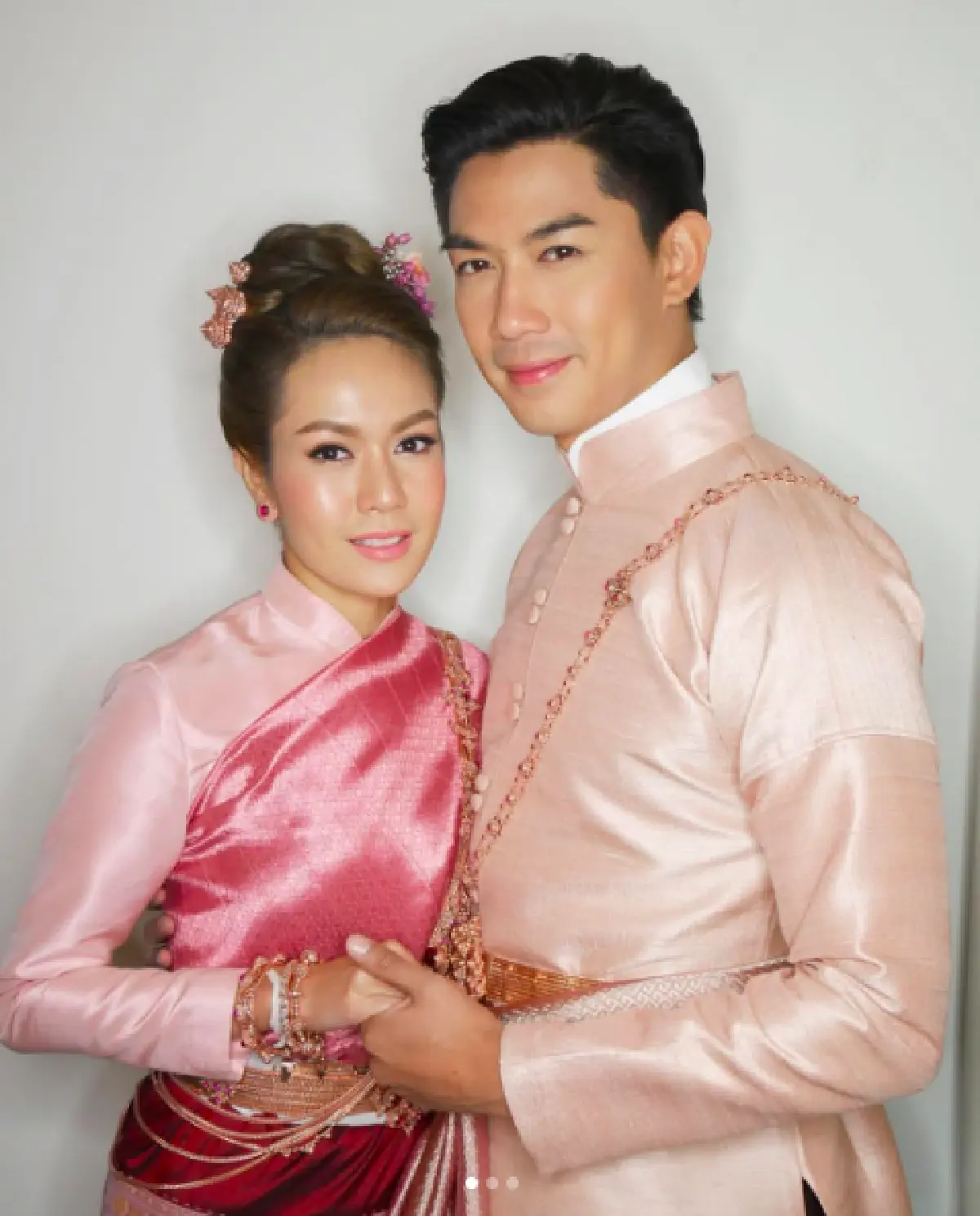 งามขนาด..ชุดแต่งงานสไตล์ล้านนา ตามแบบฉบับเจ้าสาวคนบันเทิง