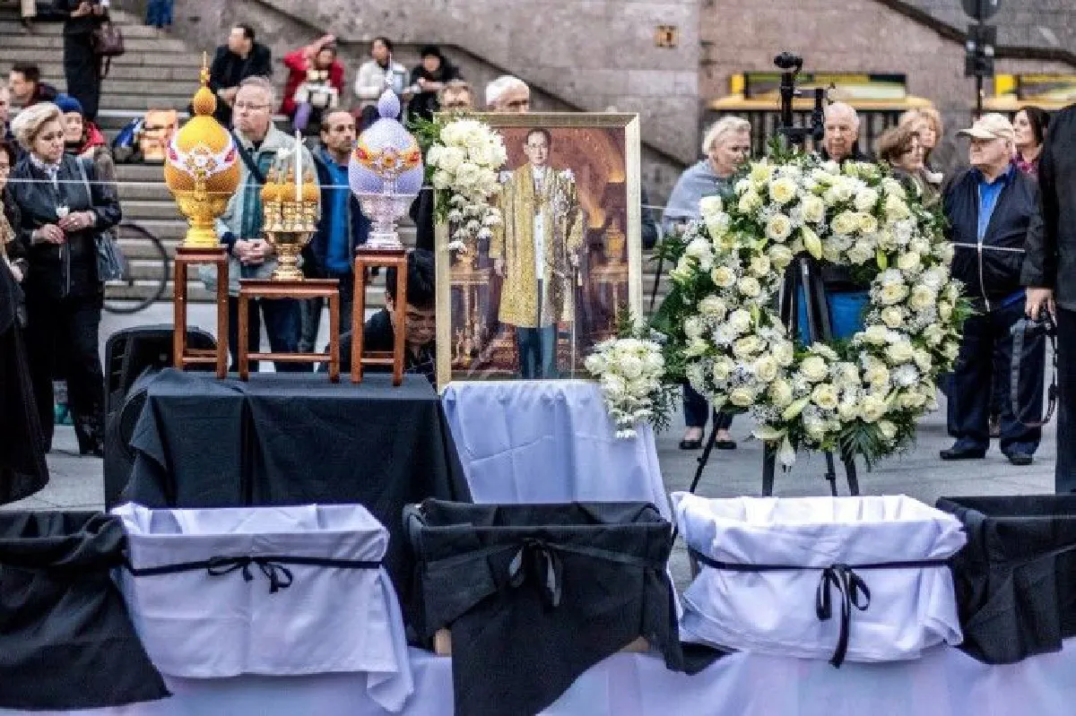 เยอรมันเปิดจตุรัส "มาเรียนพลัทซ์" จัดพิธีวางดอกไม้จันทน์ในหลวง ร.9 สมพระเกียรติ