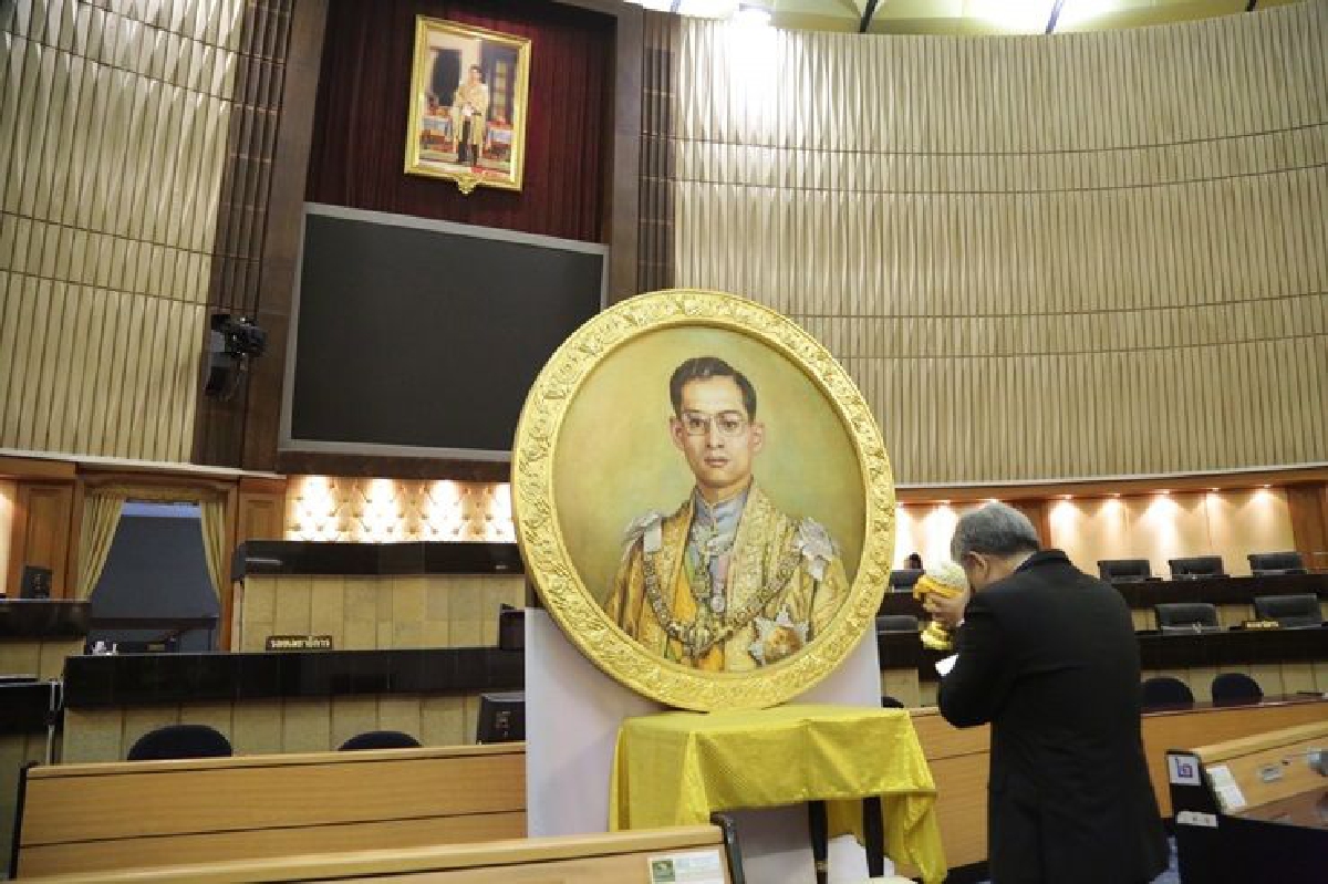 เลขาสภาฯสักการะพระบรมสาทิสลักษณ์ ร.9เตรียมอัญเชิญไว้พิพิธภัณฑ์รัฐสภา เลขาสภาฯสักการะพระบรมสาทิสลักษณ์ ร.9เตรียมอัญเชิญไว้พิพิธภัณฑ์รัฐสภา
