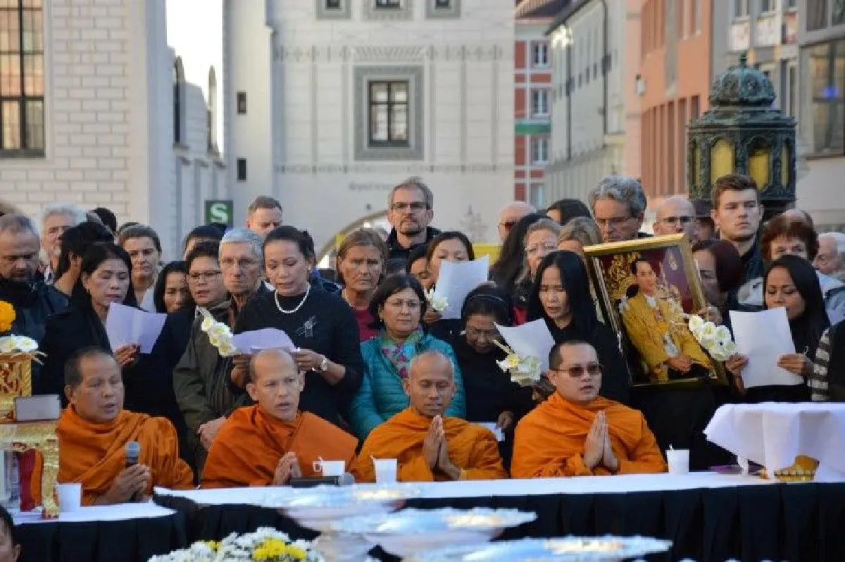 เยอรมันเปิดจตุรัส "มาเรียนพลัทซ์" จัดพิธีวางดอกไม้จันทน์ในหลวง ร.9 สมพระเกียรติ