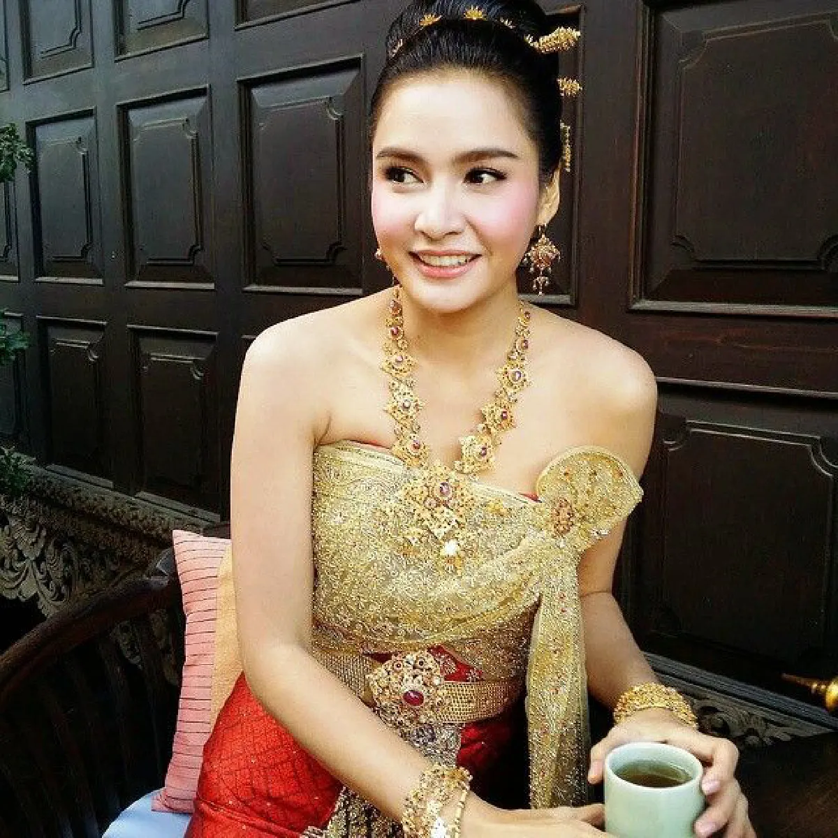 งามขนาด..ชุดแต่งงานสไตล์ล้านนา ตามแบบฉบับเจ้าสาวคนบันเทิง