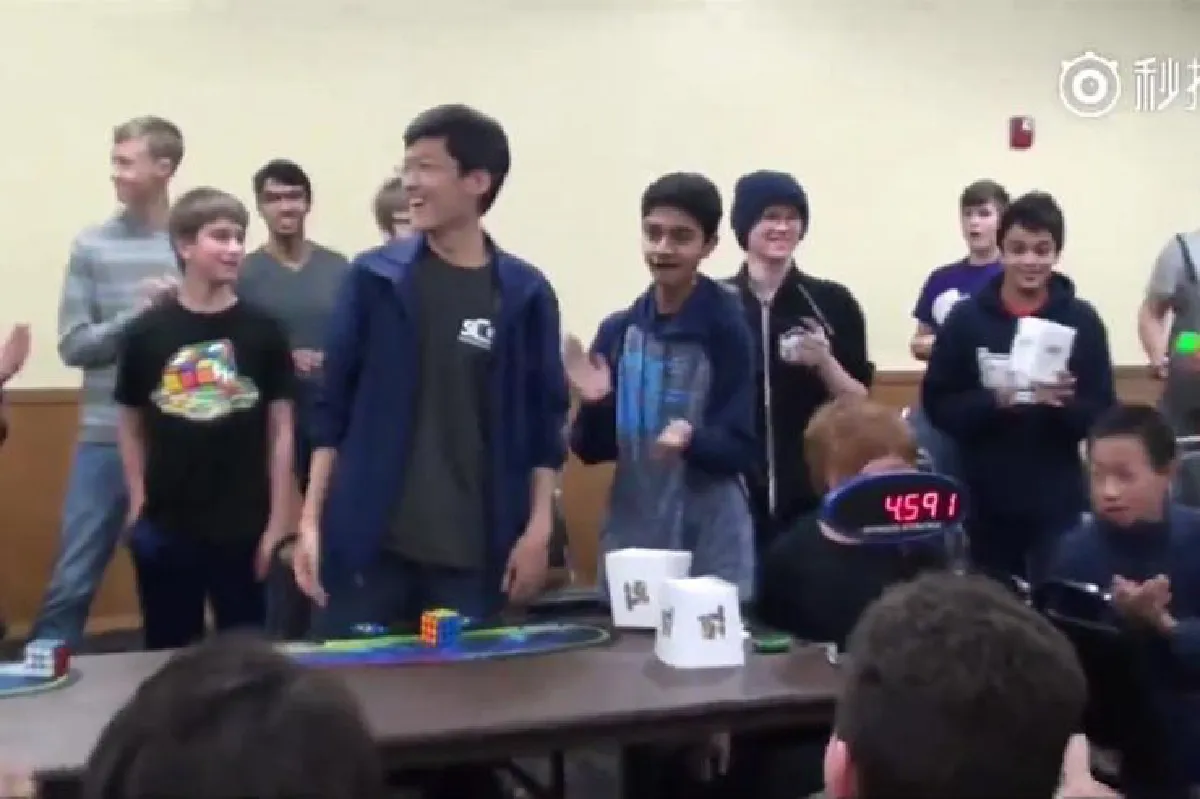 ทุบสถิติ! หนุ่มเกาหลีใต้คว้าแชมป์แก้รูบิคเร็วที่สุดในโลก