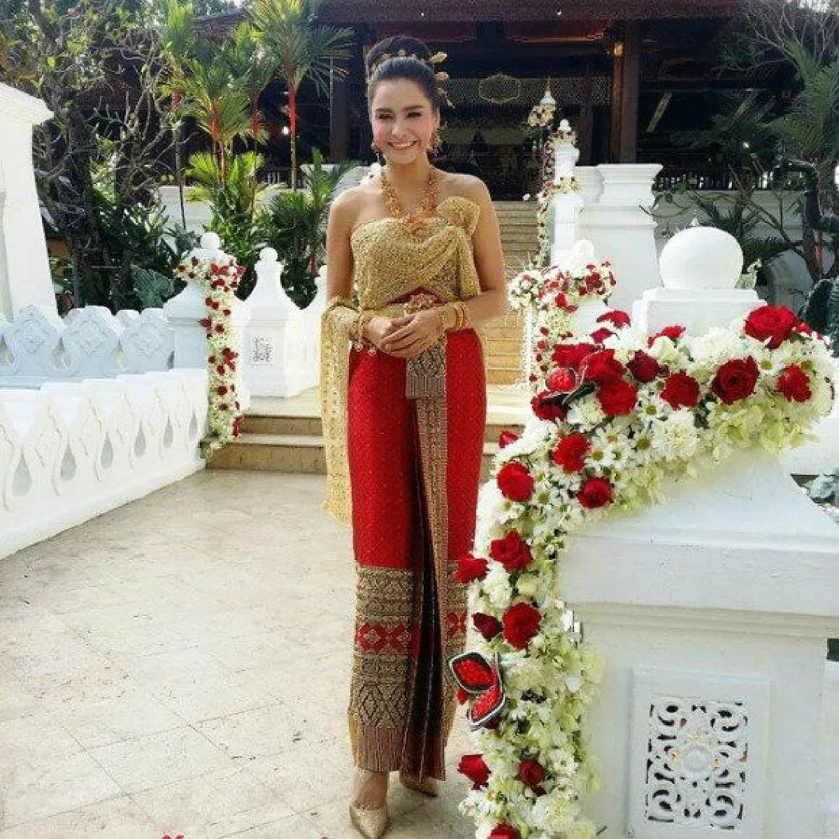 งามขนาด..ชุดแต่งงานสไตล์ล้านนา ตามแบบฉบับเจ้าสาวคนบันเทิง