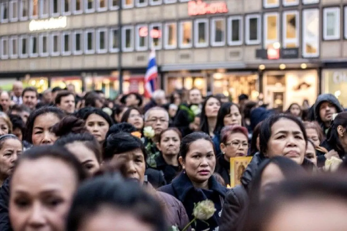 เยอรมันเปิดจตุรัส "มาเรียนพลัทซ์" จัดพิธีวางดอกไม้จันทน์ในหลวง ร.9 สมพระเกียรติ