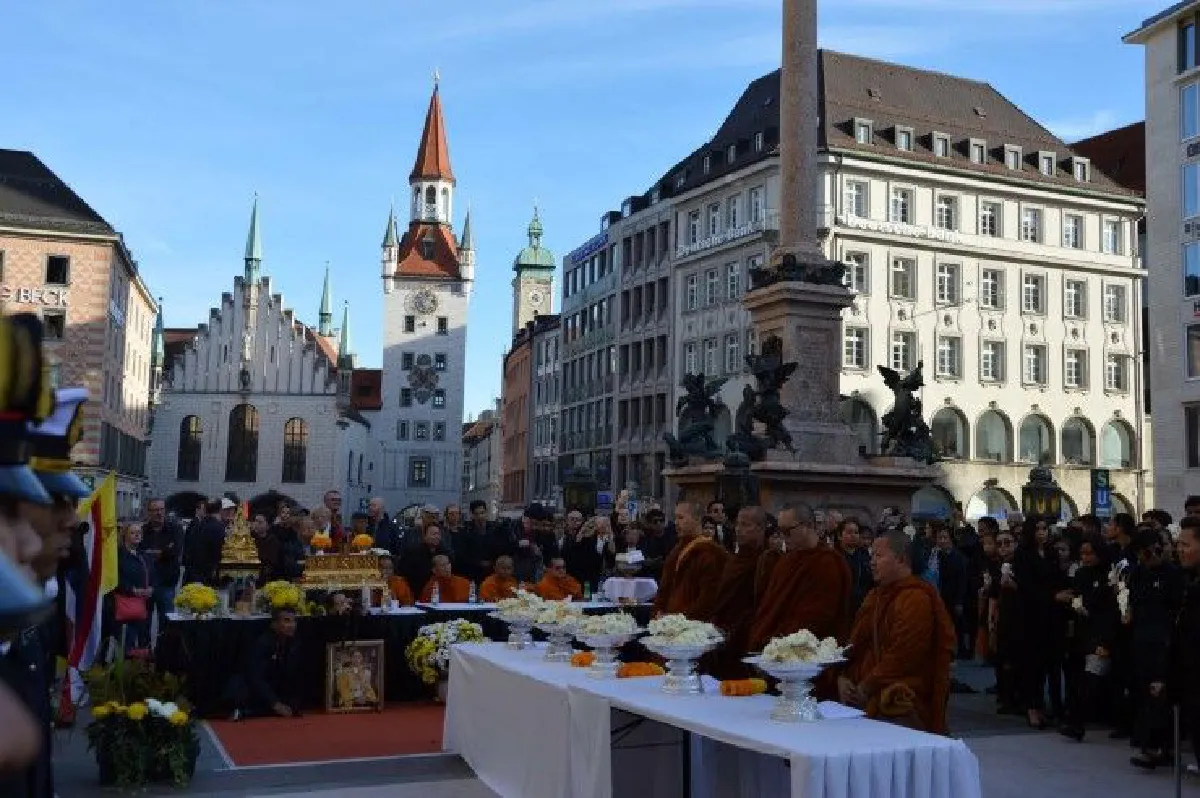 เยอรมันเปิดจตุรัส "มาเรียนพลัทซ์" จัดพิธีวางดอกไม้จันทน์ในหลวง ร.9 สมพระเกียรติ