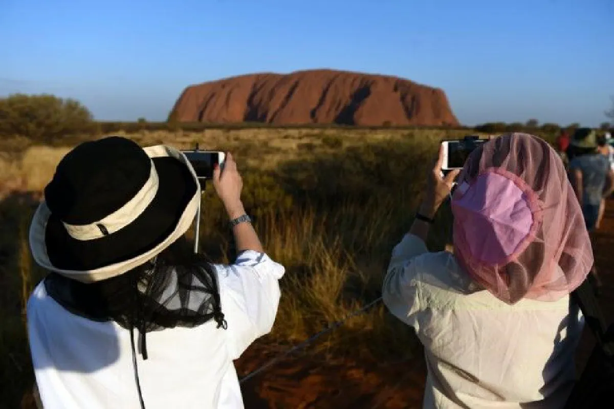 ออสเตรเลียห้ามปีนภูเขาหินยักษ์ "อูลูรู" ในสองปีข้างหน้า