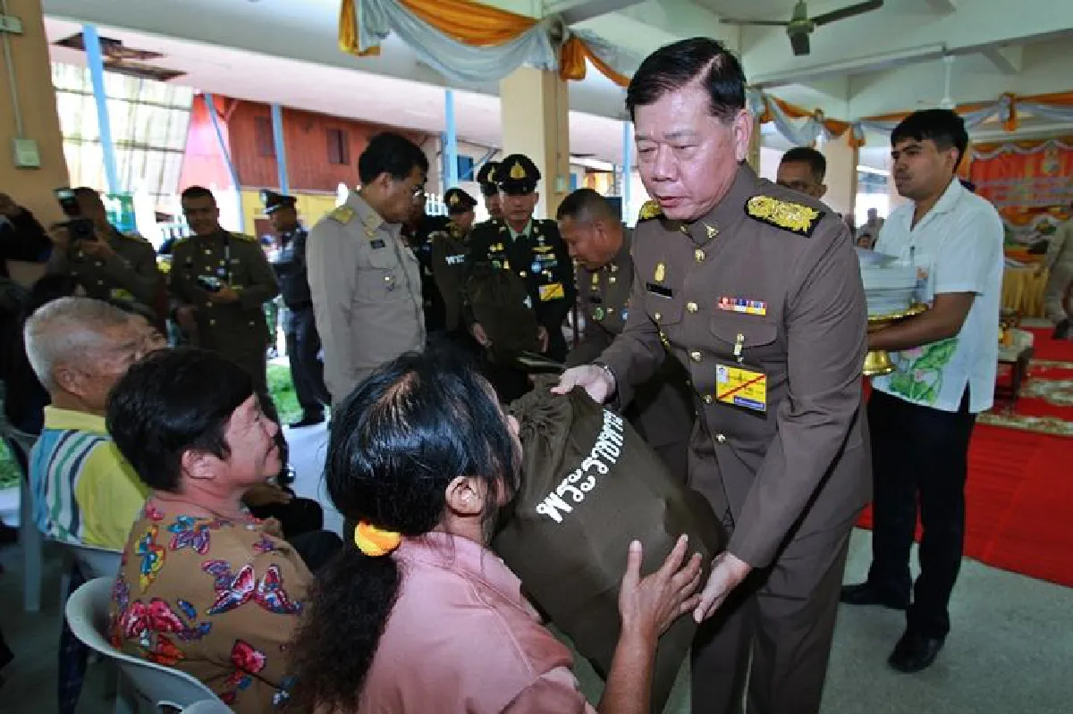 ร.10โปรดเกล้าฯนำถุงยังชีพพระราชทานช่วยน้ำท่วมปทุมธานี