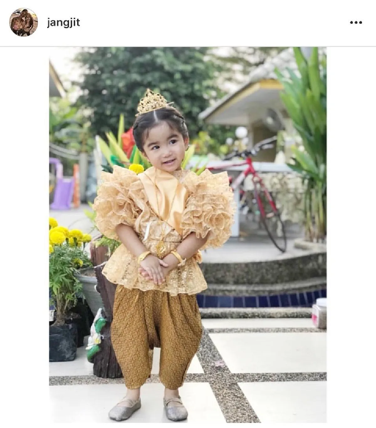 รวมลูกดาราพาเหรดแต่งชุดไทยในวันลอยกระทง