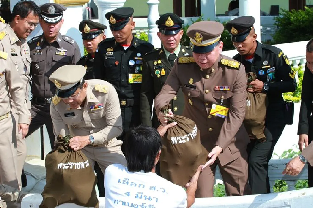 ร.10โปรดเกล้าฯนำถุงยังชีพพระราชทานช่วยน้ำท่วมปทุมธานี