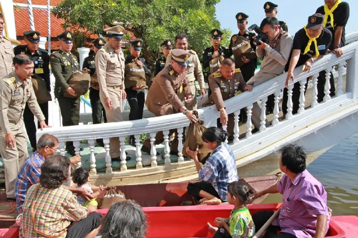 ร.10โปรดเกล้าฯนำถุงยังชีพพระราชทานช่วยน้ำท่วมปทุมธานี