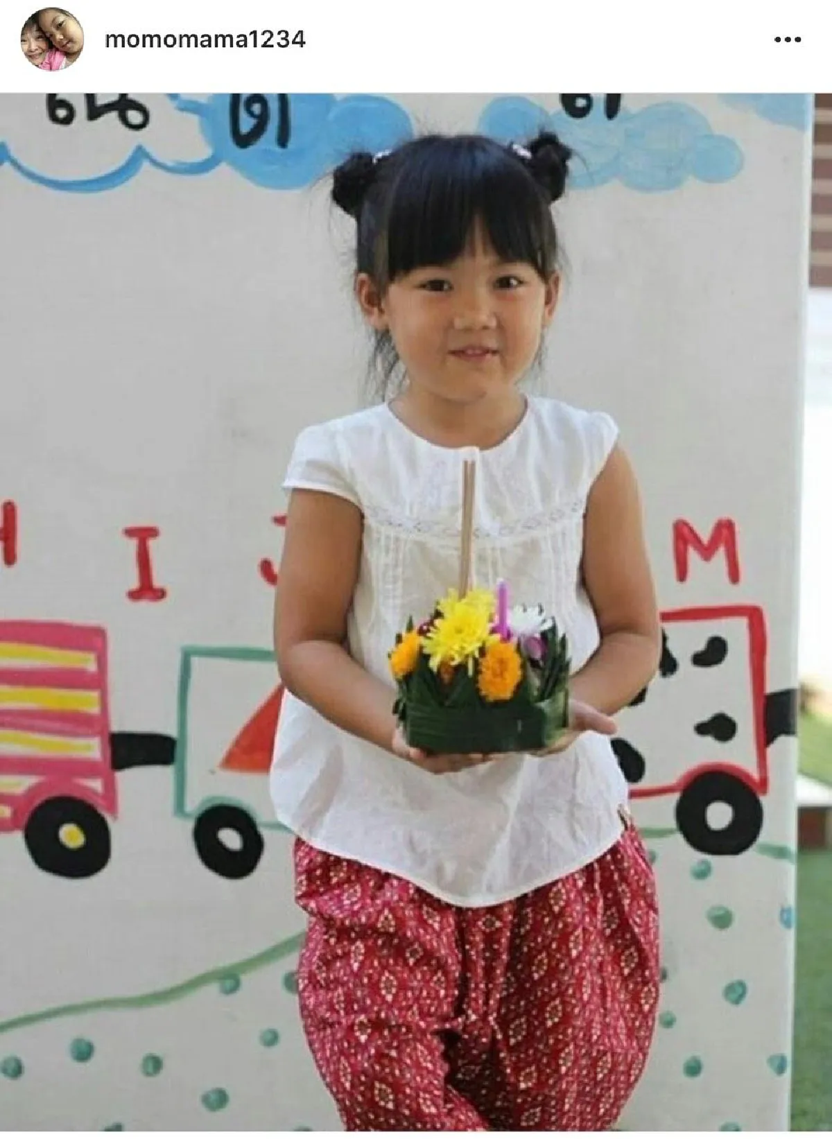 รวมลูกดาราพาเหรดแต่งชุดไทยในวันลอยกระทง