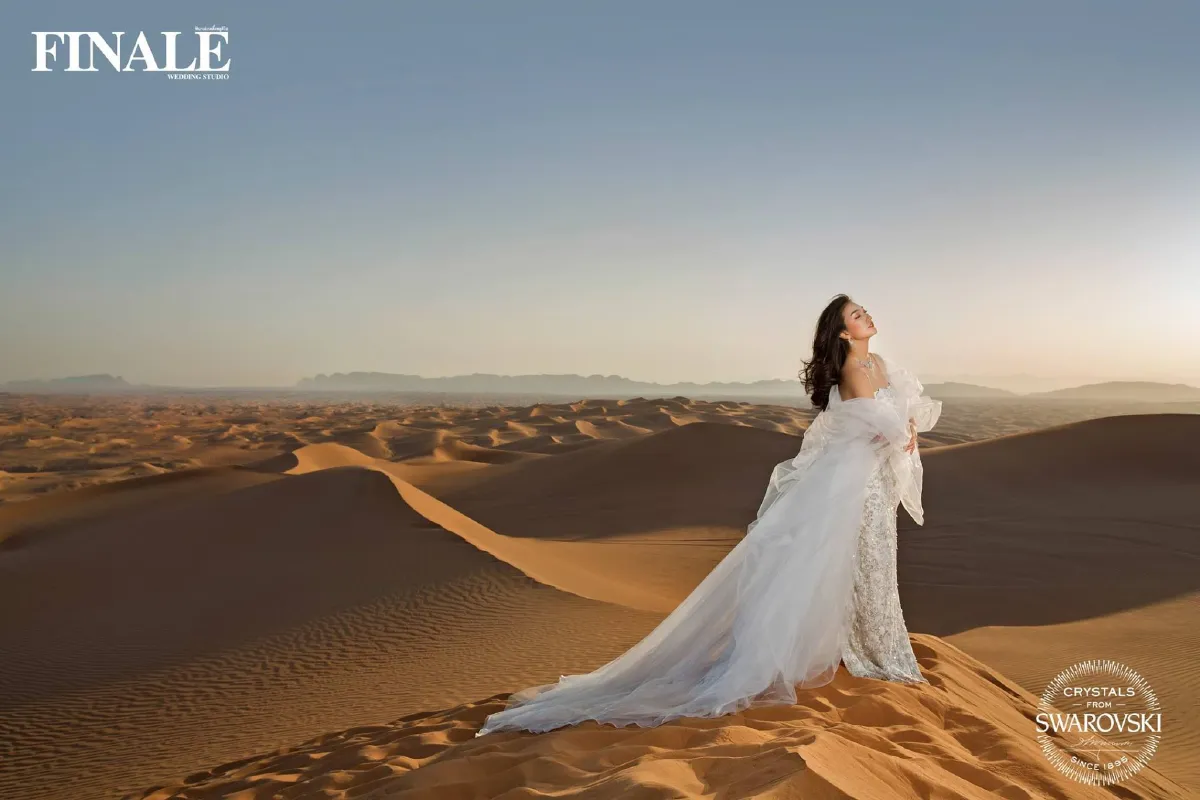 แพนเค้ก ถ่ายแฟชั่นชุดแต่งงานสวยอลังการ กลางทะเลทรายดูไบ