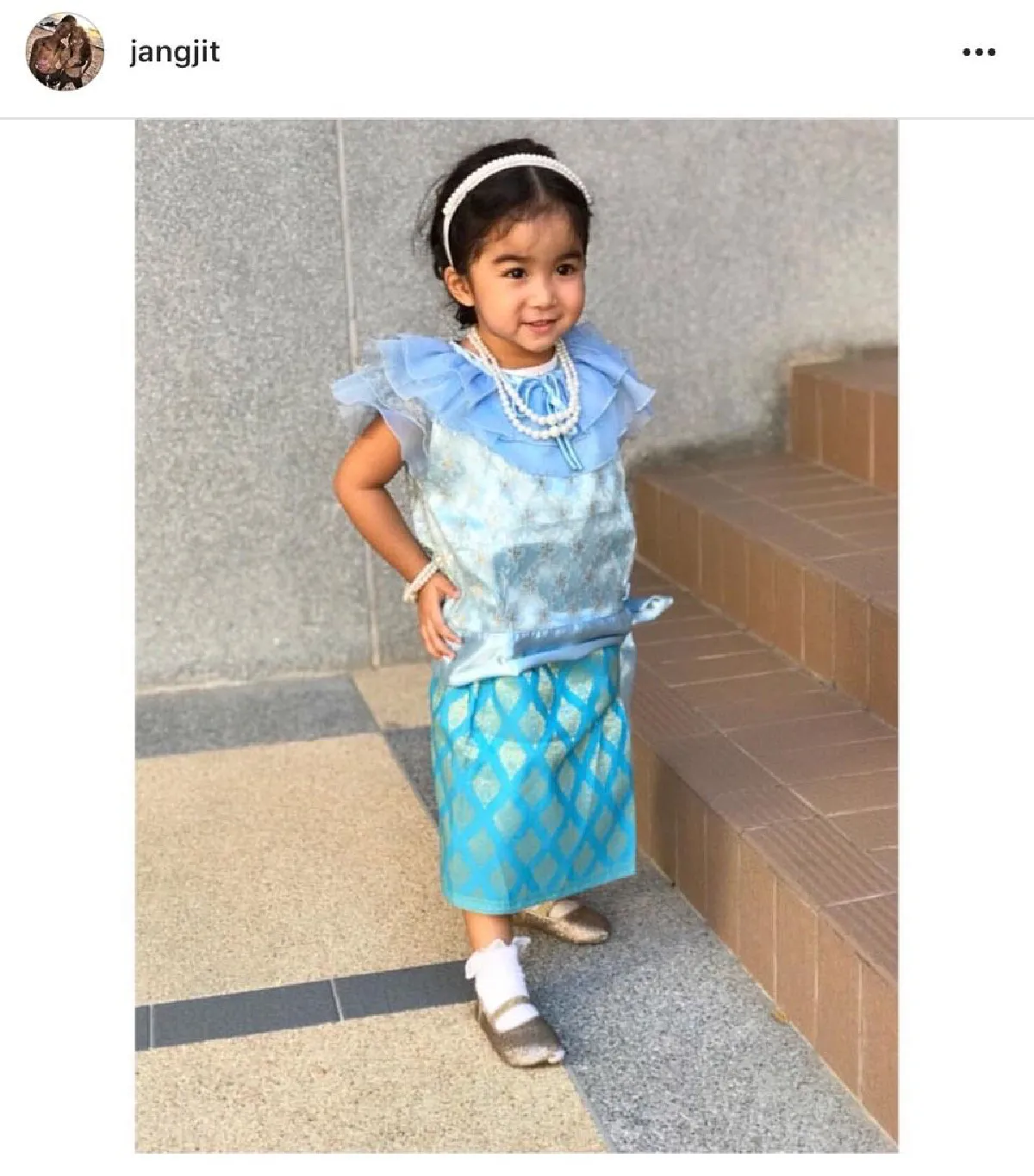 รวมลูกดาราพาเหรดแต่งชุดไทยในวันลอยกระทง