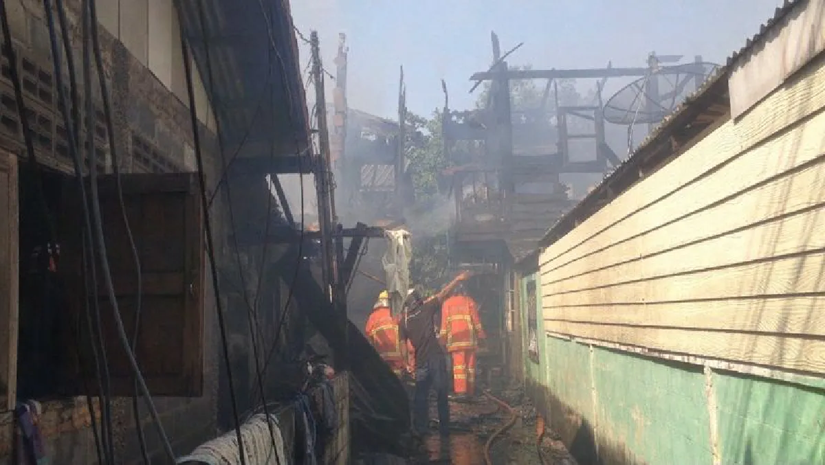 ไฟฟ้าลัดวงจรไหม้บ้านมั่นคงกลางเมืองอุดรวอด5หลังคาเรือน