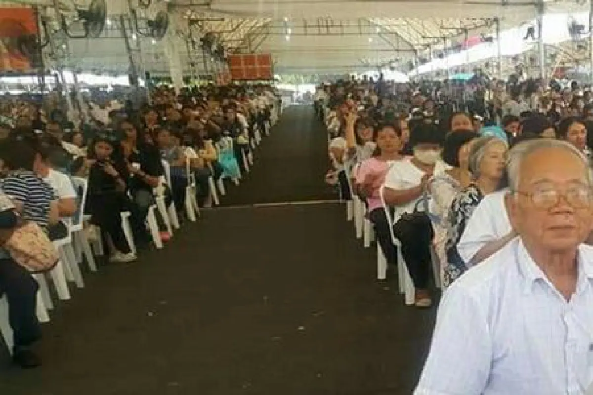 ประชาชนรอเข้าชมนิทรรศการพระเมรุมาศเนืองแน่น
