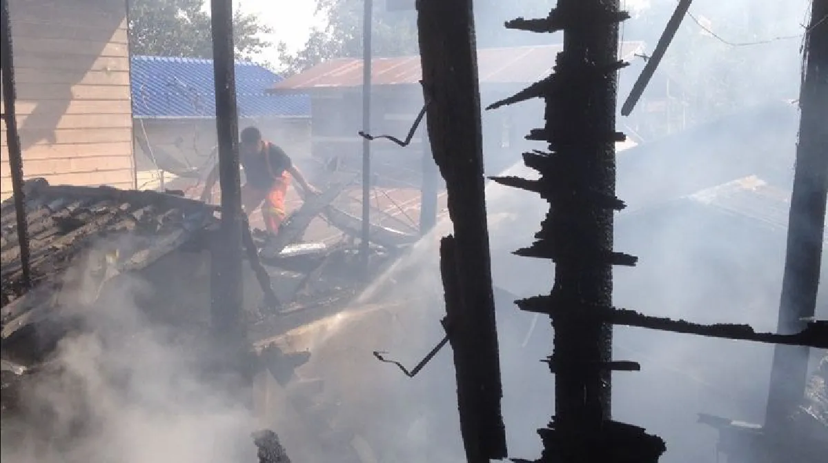 ไฟฟ้าลัดวงจรไหม้บ้านมั่นคงกลางเมืองอุดรวอด5หลังคาเรือน