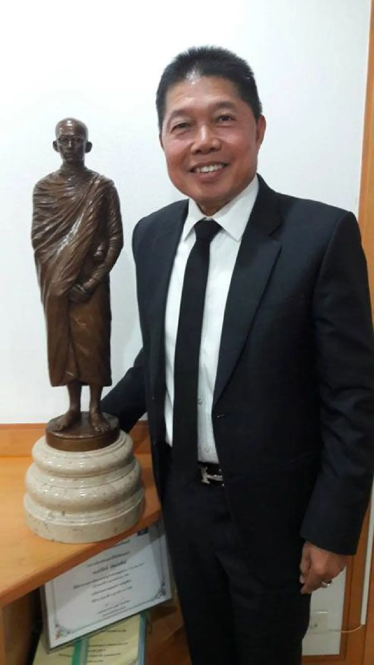 ทวีศักดิ์ เลิศประพันธ์ รูปหล่อ ร.9 ศิลปะวิจิตรบรรจง แทนดวงใจตราบนิรันดร์